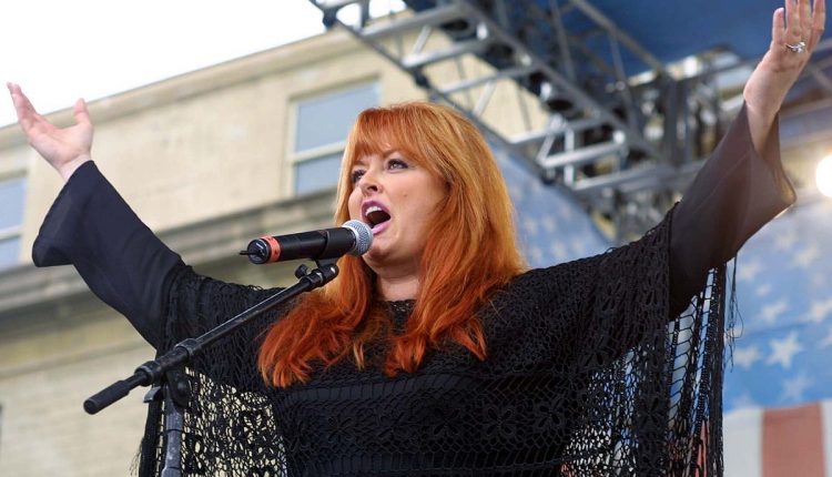 What is Wynonna Judd earning in 2022?